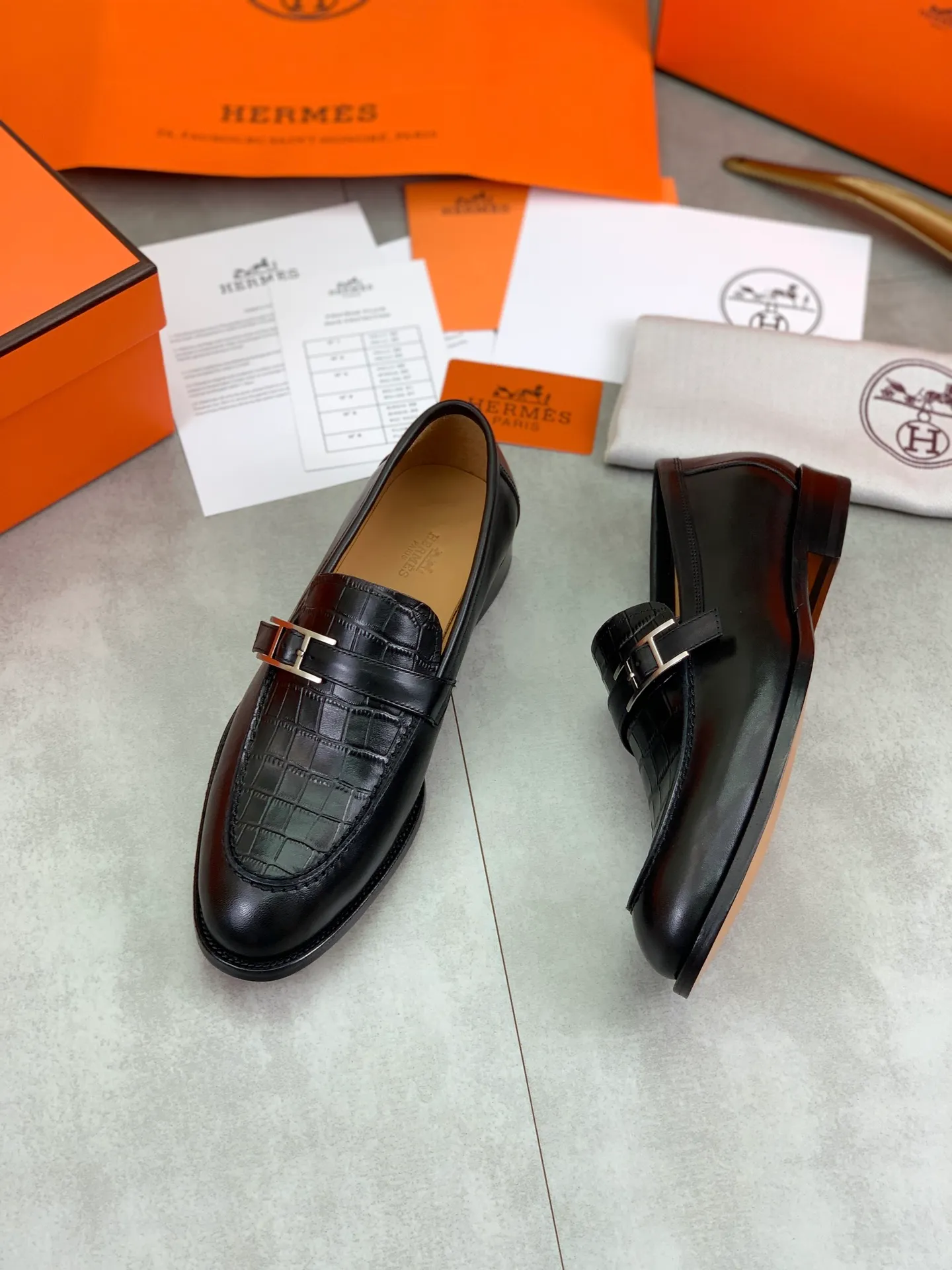 Factory price P980 💰💎💎💎 Original genuine leather outsole Brand: Hermès Grade: Same as the official website Original quality materials: Original soft calfskin Water-dyed cowhide lining Original Italian genuine leather outsole Style categories: Men's fashion Formal casual leather shoes Slip-on men's shoes series Young fashion European and American trends British style Code number: 39-45 (38.46 can be customized)